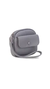 Monedero compacto de símil cuero con textura granulada, cuenta con un compartimento principal con cierre, correa de mano y un bolsillo frontal con solapa y botón a presión.