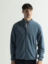 Campera de polar con cuello alto, cierre frontal completo y bolsillos laterales con cierre.