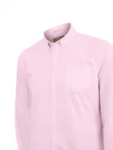 Camisa oxford de manga larga para hombre, color rosado, con cuello americano abotonado, bolsillo en el pecho con logotipo bordado al tono y cierre frontal con botones.