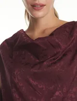 Blusa de satén labrado con diseño de jacquard tono sobre tono, cuello volcado y manga corta con hombro caído.