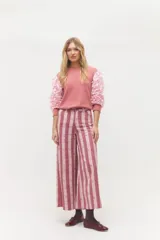 Pantalón de jean de corte recto y tiro alto con estampado de rayas verticales en tonos rosados. Cuenta con cierre frontal y bolsillos laterales.