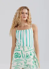 Blusa sin mangas a rayas verticales blancas y verdes, con tirantes finos.