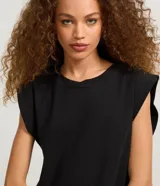 Blusa sin mangas de algodón color negro, con cuello redondo y hombreras marcadas.