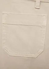 Pantalón estilo jeans de corte wideleg, color beige, con tiro medio, cierre de botón y cremallera, trabillas para cinturón y dos bolsillos de parche frontales.
