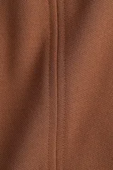 Pantalón de tiro alto color marrón, confeccionado en tejido de punto elástico con piernas amplias y costura pespunteada doble al frente en cada pierna.