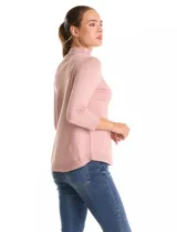 Buzo de tejido fino en color gris oscuro, con cuello alto acanalado y mangas tres cuartos. Presenta un diseño con líneas acanaladas en diagonal desde el cuello hacia las sisas y pequeños tajos laterales en el ruedo.