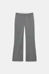 Pantalón de vestir de tiro bajo con diseño de raya diplomática. Presenta corte recto, trabillas para cinturón, bolsillos laterales y cierre frontal con cremallera, botón y ganchos metálicos.