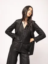 Blazer oversized color beige de corte recto, confeccionado en tela con lino.