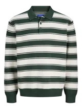 Polo tejido de manga larga con calce holgado, diseño a rayas horizontales en verde y blanco, cuello tipo polo con cierre de botones y puños acanalados.