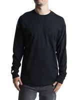 Remera de manga larga con cuello redondo, confeccionada en algodón. Presenta un diseño liso con un pequeño detalle de logo cosido en el puño de la manga.