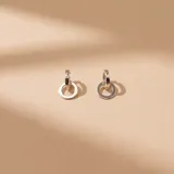 Aros de plata 925 con diseño de argolla pequeña y dije circular colgante.