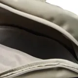Mochila de diseño minimalista en color verde oliva, confeccionada en material textil suave. Cuenta con un compartimento principal con cierre de doble cremallera, un bolsillo frontal con solapa y cierre de hebilla tipo clip, y un asa superior reforzada.