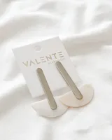 Par de aros colgantes con forma de medialuna de nácar y pasante de alpaca plateada.