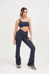 Calza larga azul marino de tiro alto con cintura cruzada y corte acampanado.