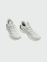 Championes Moncler modelo Trailgrip Lite, color blanco, con diseño técnico de trail running, cordones estilo cuerda y suela con relieve marcado.