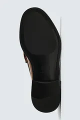 Mocasín de vestir fabricado en piel con acabado brillante, presenta detalle de antifaz en el empeine, plantilla de piel y suela a contraste con ligero tacón.