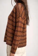 Sweater texturado de punto con rayas horizontales en tonos beige y arena, cuello redondo y mangas largas.