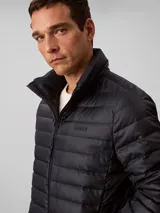 Campera puffer ligera de Calvin Klein, color azul marino, con diseño de acolchado horizontal, cuello alto y cierre frontal de cremallera.