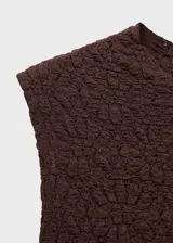 Vestido midi marrón de tejido texturizado, cuello Perkins y sin mangas.