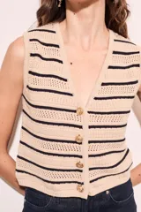 Chaleco de punto color beige con rayas horizontales negras, escote en V y cierre frontal con botones.