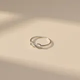 Anillo de plata 925 con diseño de símbolo de infinito en la parte superior.