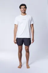 Short de baño estilo runner, color negro liso, con corte por encima de la rodilla y cintura elástica.