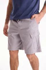 Bermuda cargo negra con cintura elastizada y cordón ajustable, de corte holgado y bolsillos laterales con solapa.
