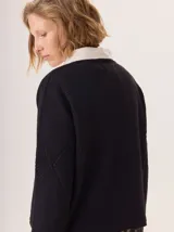 Buzo de lana color marrón topo, con cuello en V y diseño de punto calado en rombos en el frente y mangas.