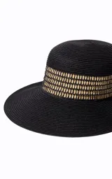 Sombrero de ala ancha color negro con detalle de cinta estampada en tonos dorados alrededor de la copa.