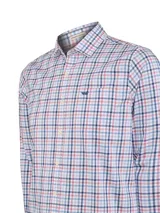 Camisa de manga larga con estampado de cuadros en tonos rosados, azules y blancos. Presenta cuello clásico, cierre frontal con botones, puños abotonados y un bolsillo en el pecho con el logo bordado.