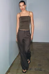 Top de poliamida con escote recto y tirantes finos ajustables. Diseño liso y minimalista con bajo recto.