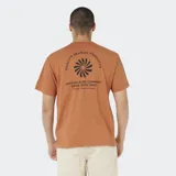 Remera manga corta de corte clásico, color terracota, con pequeño estampado tipográfico en el pecho.