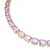 Collar tennis con cristales morados en talla octogonal y engarce bañado en tono oro.