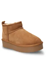 Bota corta de gamuza color camel con interior forrado en piel sintética y suela de plataforma de goma al tono.
