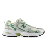 Championes New Balance 530 unisex, color blanco con detalles en plateado y verde.