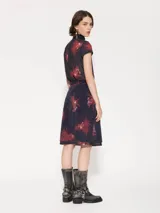 Pollera de punto estampada en tonos azul y rojo, con doble capa de tela de diferentes largos y cintura elastizada.