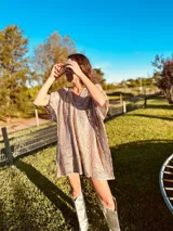 Vestido suelto de encaje color dorado con lentejuelas, escote en V y mangas cortas.