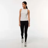 Calza deportiva negra de tiro alto, confeccionada en tejido de punto elástico acanalado sin costuras.