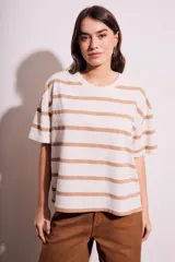 Remera de algodón color crudo con rayas horizontales color café, de corte oversize y mangas cortas.