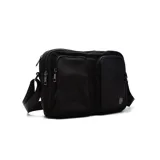 Cartera bandolera negra de tela con correa ajustable y múltiples bolsillos frontales con cierre.