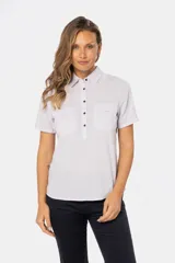 Camisa de lino de manga corta con cuello camisero, cierre frontal de medio botón con botones metálicos personalizados y dos bolsillos en el pecho.