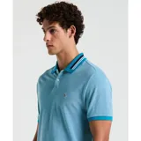 Polo celeste de corte slim fit, confeccionada en algodón orgánico. Presenta cuello y puños con rayas en contraste, cierre de dos botones y logo de pingüino bordado en el pecho.