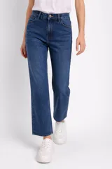 Pantalon jean de corte recto y tiro alto, con diseño cropped y cierre frontal con botón y cremallera.