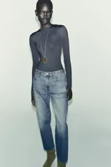 Body de manga larga confeccionado en mezcla de poliamida, con cuello redondo y cierre inferior con botones a presión.