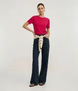 Blusa básica femenina tipo t-shirt, color bordó, confeccionada en viscosa con cuello redondo y mangas cortas.