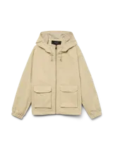 Campera tipo parka corta de color beige, con capucha ajustable con cordón, cierre frontal y grandes bolsillos frontales con solapa. Presenta puños elásticos fruncidos.