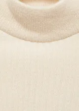 Jersey de punto de canalé en color crema, con cuello perkins y diseño combinado de estilo cropped.