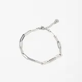 Pulsera de eslabones rectangulares tipo cadena, elaborada en acero plateado con cierre de mosquetón y cadena de alargue.