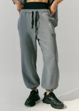Pantalón de jogging gris de frisa con elástico ancho en cintura y puños, cordón plano ajustable, logo R11 serigrafiado y bolsillos laterales.