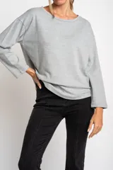 Sweater color crema de algodón peinado con cuello redondo y mangas largas.